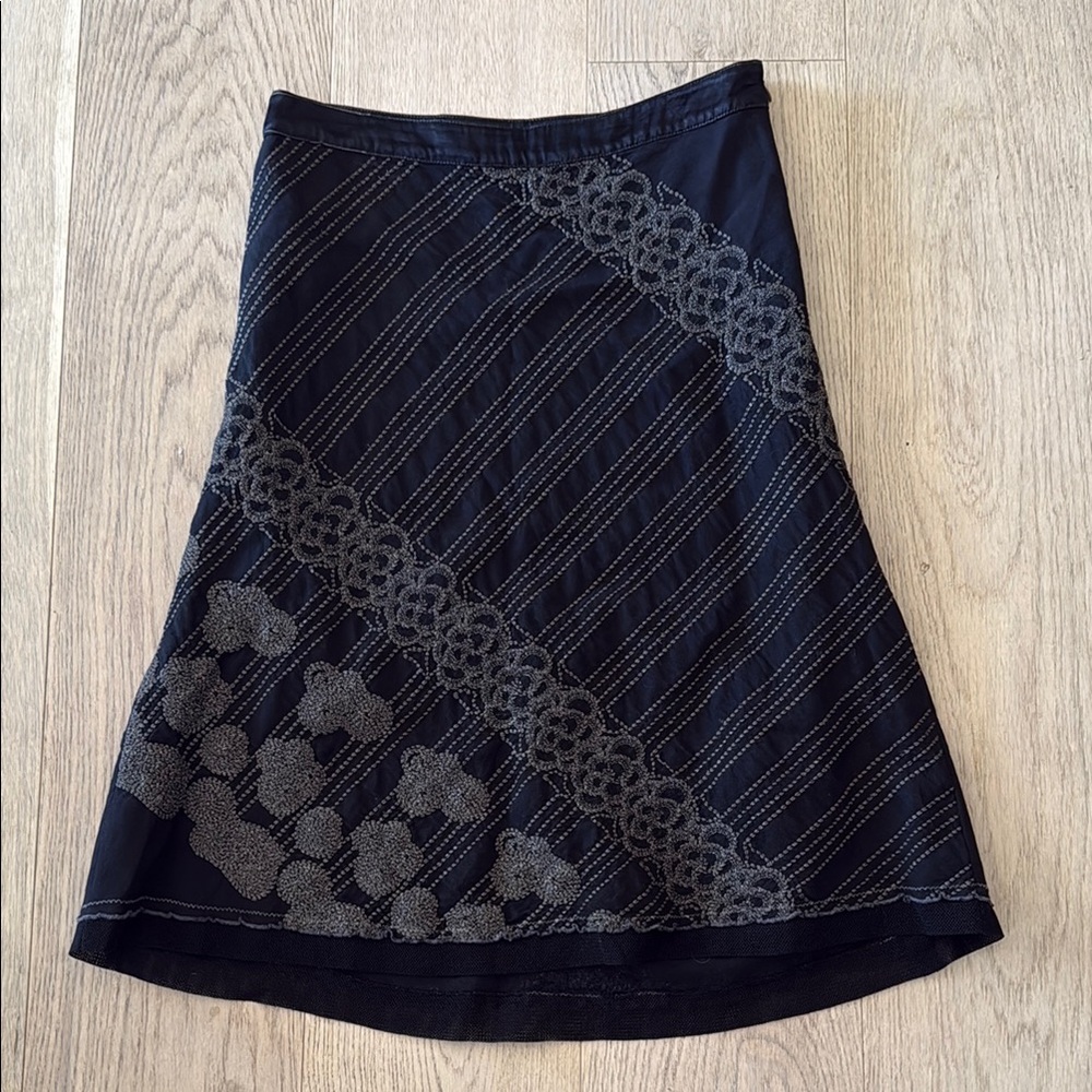 Burning Torch Elegant Black Skirt with Gray embroidered Pattern a line size 8
